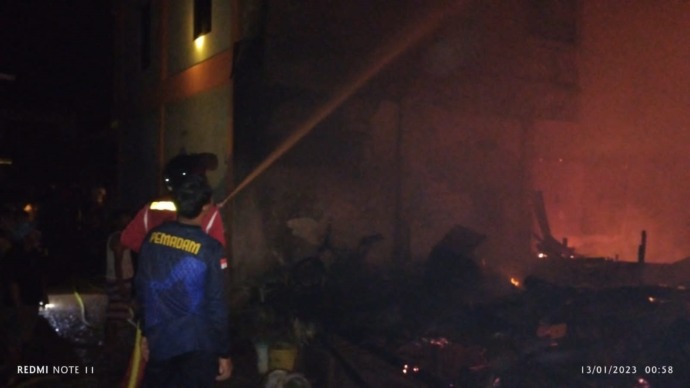 PADAMKAM API: Sejumlah personel Disdamkar berusaha memadamkan api yang membara. FOTO: DOK DISDAMKAR NUNUKAN