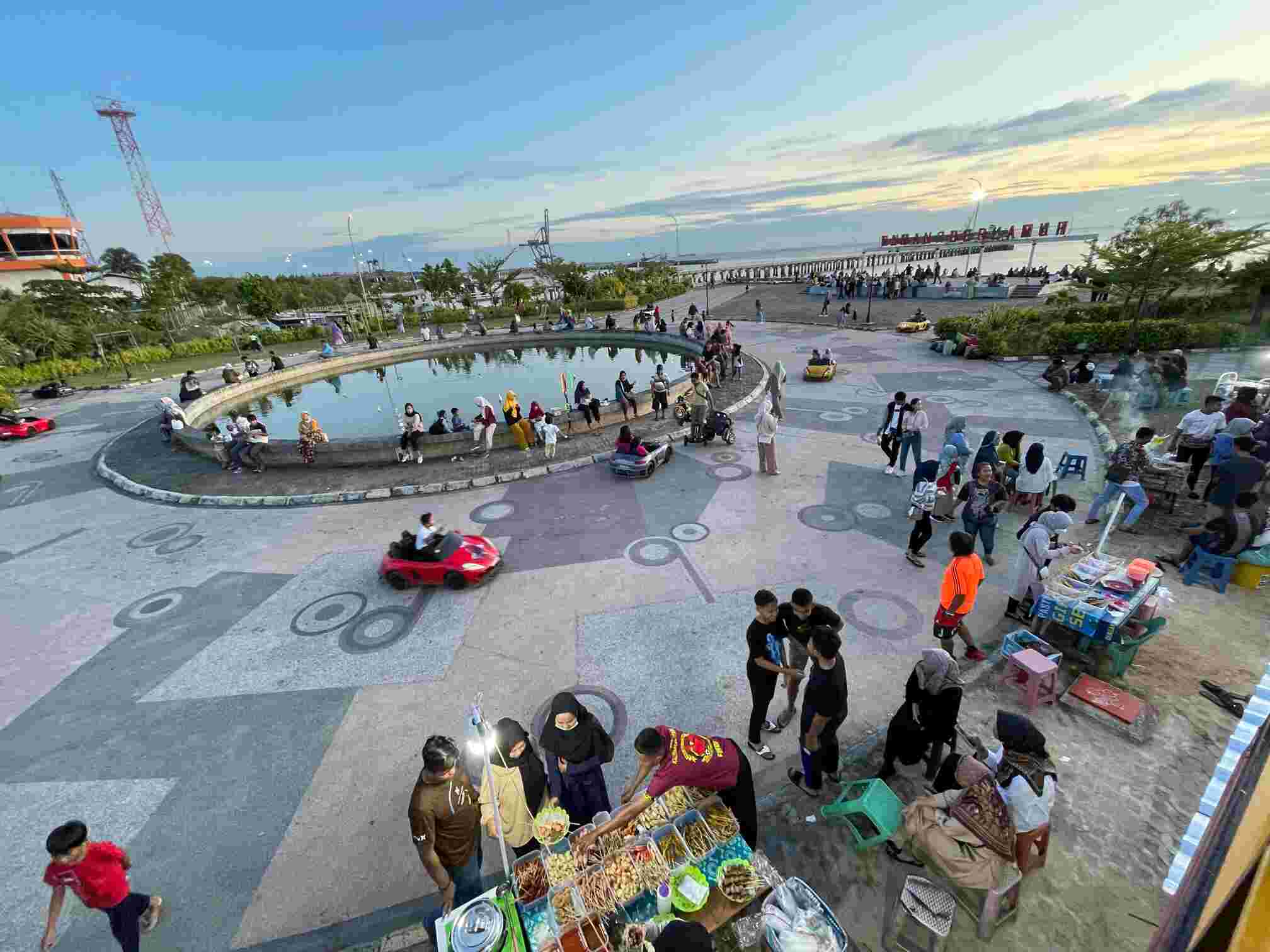 PADAT PENGUNJUNG: Taman-taman dalam kota padat pengunjung di tengah libur Nataru. Seperti pada Taman Berkampung Tarakan, Minggu (1/1). FOTO: IFRANSYAH/RADAR TARAKAN