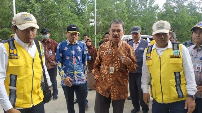 SEGERA DIOPERASIKAN : Deputi Bidang Pengelolaan Batas Wilayah Negara BNPP Robert Simbolon yang didampingi Sekretaris Daerah (Sekda) Nunukan Serfianus saat meninjau PLBN Sei Nyamuk beberapa waktu lalu. (Foto: Prokompim)