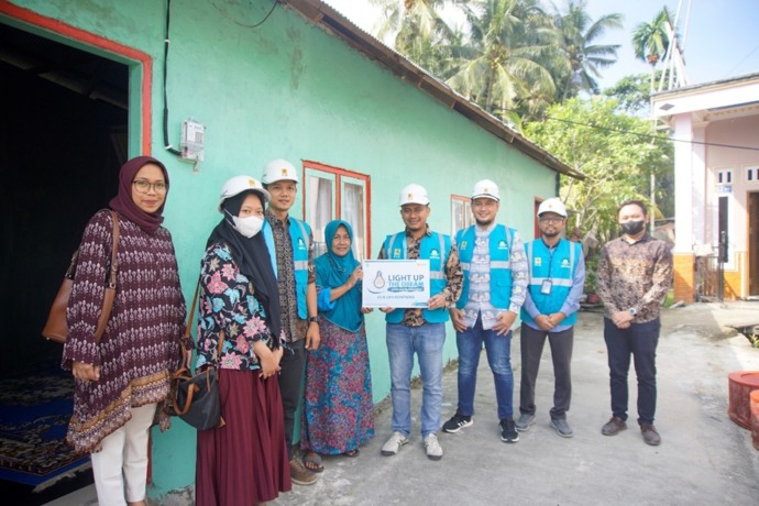 BERBAGI: PT PLN UID Kaltimra melaksanakan program Light Up The Dream untuk mewujudkan mimpi masyarakat yang kurang mampu mendapatkan listrik secara gratis.