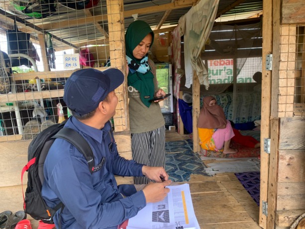MENDATA: Petugas coklit KPU Nunukan saat melakukan pendataan di Sebatik. FOTO: DOK KPU NUNUKAN