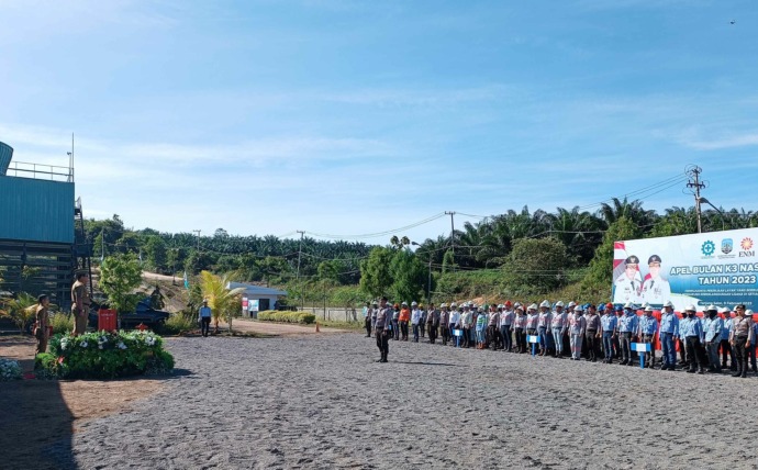 KESELAMATAN KERJA: Sekprov Kaltara, Suriansyah memimpin pelaksanaan upacara K3 Nasional di salah satu perusahaan di Tanjung Selor, Kamis (9/2). IWAN KURNIAWAN/RADAR KALTARA