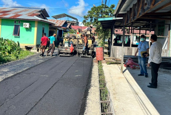 ANTISIPASI: Tim Kejari Bulungan saat melakukan monitoring pelaksanaan pekerjaan pengaspalan di Jalan Semangka. (PIJAI PASARIJA/RADAR KALTARA)