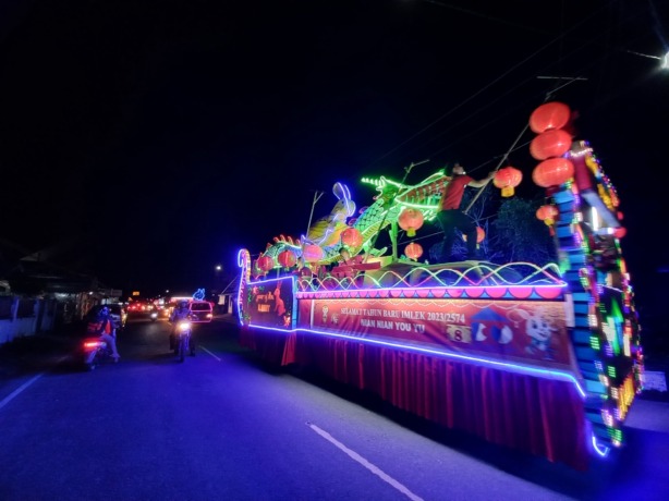 MERIAH: Karnaval mobil lampion semarakan festival Imlek dan Cap Go Meh tadi malam.