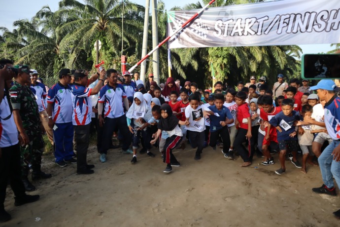 APRESIASI: Gubernur Kaltara Zainal Arifin Paliwang saat melepas kan peserta lari maraton yang PT Nunukan Jaya Lestaru (NJL).