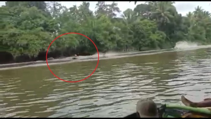 TELAN KORBAN JIWA: Dua ketinting tampak bertabrakan dalam balap ketinting di Sekatak, Bulungan, Minggu (26/2). Seorang peserta dilaporkan meninggal dunia akibat insiden tersebut. FOTO: DOKUMENTASI WARGA