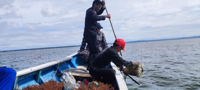 DIBERSIHKAN: Bersama instansi terkait, pemerintah desa melakukan pembersihan bentangan rumput laut di perairan Binusan. DOK KADES BINUSAN