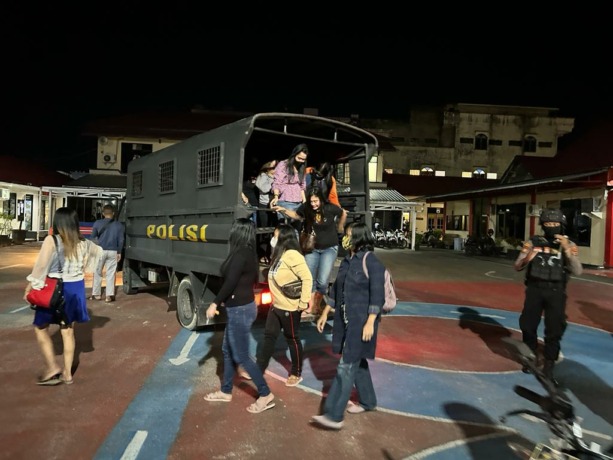 DIAMANKAN: Sejumlah pekerja seks diamankan kepolisian dalam razia di salah satu hotel dan spa di Jalan Kusuma Bangsa, Tarakan Timur, Rabu (15/2). FOTO: DOK POLRES TARAKAN/RADAR TARAKAN