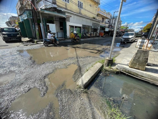 URGEN: Kondisi jalan rusak di Jalan Gajah Mada Semakin mengkhawatirkan. FOTO: AGUS DIAN ZAKARIA/RADAR TARAKAN