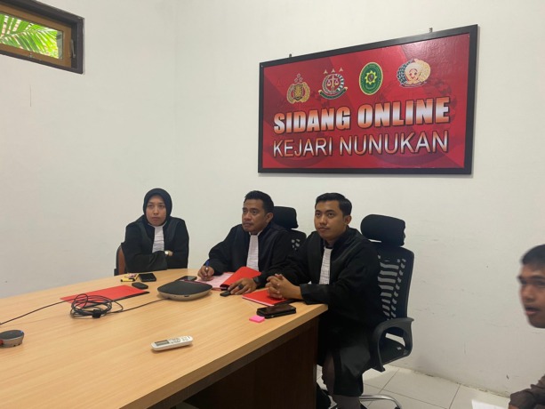 SIDANG VIRTUAL: Sejumlah jaksa mengikuti sidang perdana dugaan korupsi septic tank di Nunukan pada Pengadilan Tipikor Samarinda secara virtual, Jumat (17/2). FOTO: DOK KEJARI NUNUKAN