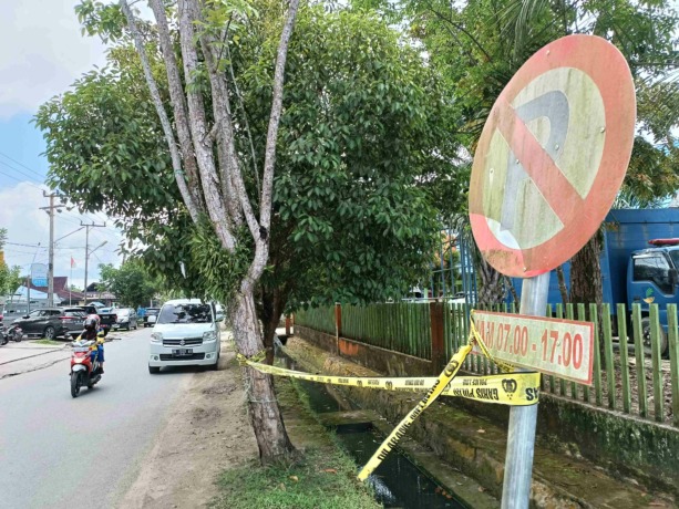 LANGGAR RAMBU: Tampak salah satu kendaraan roda empat parkir di tempat yang dilarang di Jalan Rambutan, Tanjung Selor. IWAN KURNIAWAN/RADAR KALTARA