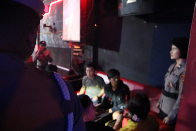 PENERTIBAN: Polresta Bulungan bersama POM TNI melaksanakan razia cipta kondisi di THM jelang pelaksanaan Ramadan. RACHMAD RHOMADHANI/RADAR TARAKAN