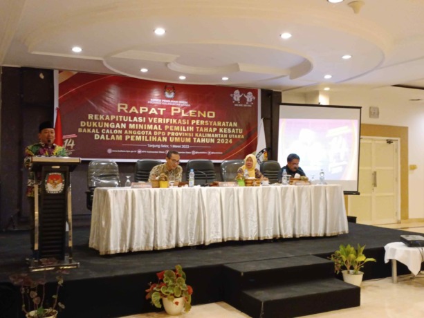 RAPAT PLENO: KPU Kaltara menetapkan 8 balon anggota DPD RI dapil Kaltara BMS pada verfak tahap pertama. IWAN KURNIAWAN/RADAR KALTARA