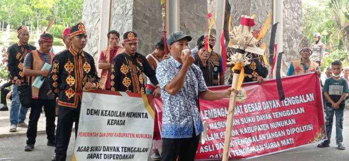 TUNTUT REVISI PERDA: Puluhan perwakilan Lembaga Adat Besar Dayak Tenggalan saat berorasi di hadapan anggota DPRD Nunukan, Senin (6/3). FOTO: ASRULLAH/RADAR TARAKAN