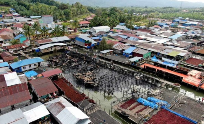 HANGUS TERBAKAR: BPBD Nunukan memastikan ada 11 rumah yang rusak berat dan 1 rumah rusak ringan akibat kebakaran di Desa Liang Bunyu, Selasa (14/3). FOTO: ISTIMEWA