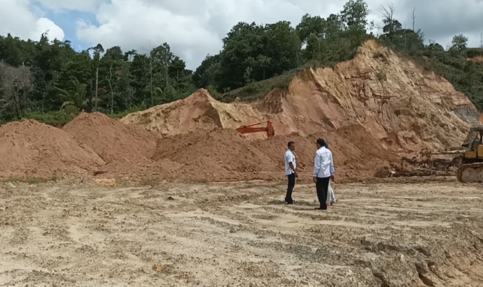 DITINJAU: Kemenag Tarakan bersama pihak GMS melihat langsung lokasi pembangunan gereja GMS Tarakan di Jalan Bhayangkara, Karang Anyar, Tarakan Barat, Senin (20/3). FOTO: AGUS DIAN ZAKARIA/RADAR TARAKAN