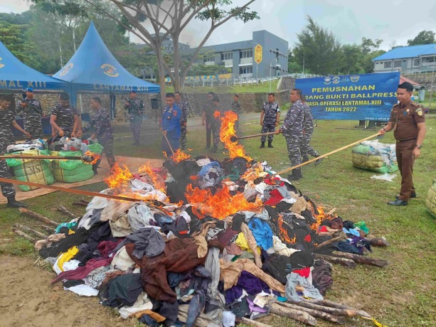DIBAKAR: Balpres yang berisi pakaian bekas dimusnahkan dengan cara dibakar di Mako Lantamal XIII Tarakan, Kamis 12 Januari 2023 lalu. FOTO: RADAR TARAKAN
