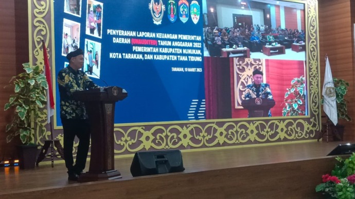 TERIMA LKPD : Kepala Perwakilan BPK RI Kaltara, Ruben Artia Lumbantoruan, memberi sambutan dalam kegiatan penyerahan LKPD pemda kepada BPK RI Perwakilan Kaltara, Jumat (10/3). YEDIDAH PAKONDO/RADAR TARAKAN