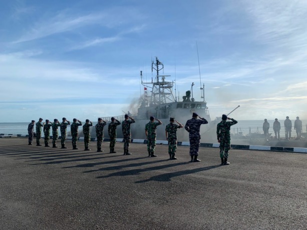 ISI ULANG LOGISTIK: Lantamal XIII merplug kapal perang TNI Angkatan Laut di Dermaga TNI AL Mamburungan, Tarakan Timur. FOTO: LANTAMAL XIII UNTUK RADAR TARAKAN