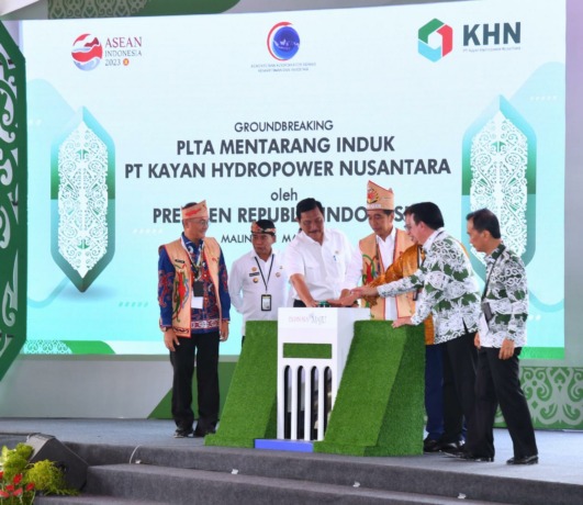 SAMBUT ENERGI HIJAU: Presiden Ir. H. Joko Widodo bersama dengan sejumlah menteri, kepala daerah dan kontraktor secara simbolis memulai pembangunan PLTA Mentarang Induk di Malinau, Rabu (1/3). FOTO: SETPRES