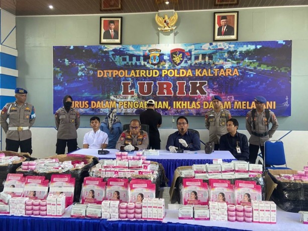 KOSMETIK ILEGAL: Senin (13/3), Ditpolairud Kaltara merilis pengungkapan kasus penyelundupan kosmetik ilegal berikut 11 koli barang bukti. FOTO: ELIAZAR/RADAR TARAKAN