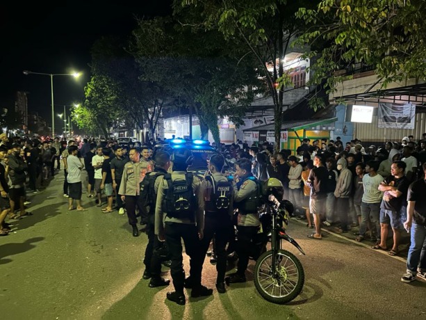 DIBUBARKAN: Tim Patroli Presisi Satuan Samapta Polres Tarakan membubarkan aksi balap lari yang berlangsung di sekitar Jalan Yos Sudarso, Minggu (26/3). FOTO: ELIAZAR/RADAR TARAKAN