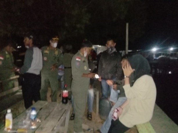 DISIPLINKAN MASYARAKAT: Personel Satpol PP Nunukan melakukan sosialisasi dan edukasi kepada masyarakat terkait SE selama Ramadan. FOTO: RADAR TARAKAN