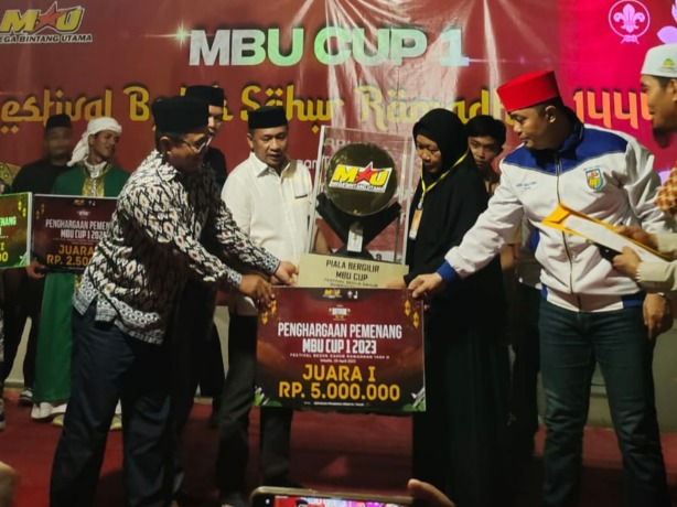 SUKSES: Juara Festival Beduk Sahur Mega Bintang Utama Cup I di Sebatik menerima piala yang diserahkan panitia, Kamis (20/4). FOTO: DOK MEGA BINTANG UTAMA