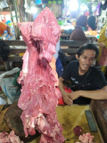 PENUHI KEBUTUHAN: Penjualan daging sapi di Pasar Gusher Tarakan. FOTO: YEDIDAH PAKONDO/RADAR TARAKAN