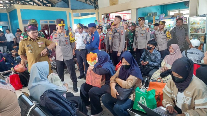 ANTISIPASI : Gubernur Kaltara Zainal Arifin P menyapa salah seorang penumpang speedboat di Pelabuhan Kayan II, Tanjung Selor. (PIJAI PASARIJA/RADAR KALTARA) 