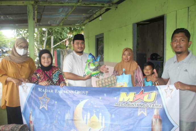 RAMADAN BERBAGI: Radar Tarakan menyerahkan bantuan dari PT Mega Bintang Utama berupa paket sembako kepada warga di Tarakan dan Nunukan, Jumat (14/4). FOTO: AGUS DIAN ZAKARIA/RADAR TARAKAN