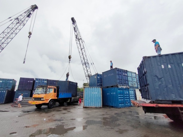 LOGISTIK: Aktivitas peti kemas di Pelabuhan Malundung Tarakan. FOTO: IFRANSYAH/RADAR TARAKAN