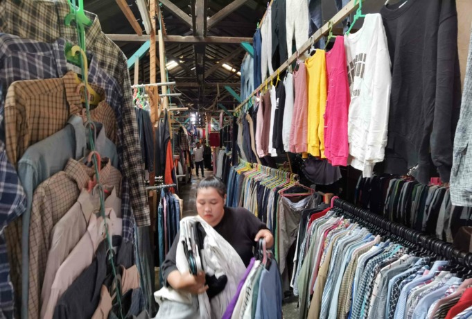 TETAP BERJUALAN: Sejumlah pedagang pakaian bekas di pasar rombengan Jalan Pasar Baru, Nunukan Utara. FOTO: RIKO ADITYA/RADAR TARAKAN