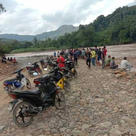 IKUT MENCARI: Masyarakat Lumbis Pansiangan kompak ikut mencari 3 orang warga Malaysia yang jatuh di sungai. DOKUMENTASI LUMBIS