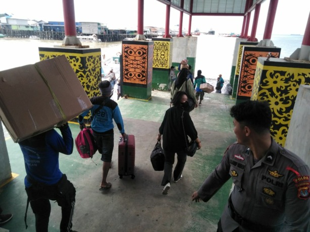 PADAT: Kondisi arus penumpang di Pelabuhan Tengkayu Tarakan, Kamis (20/4). FOTO: YEDIDAH PAKONDO/RADAR TARAKAN