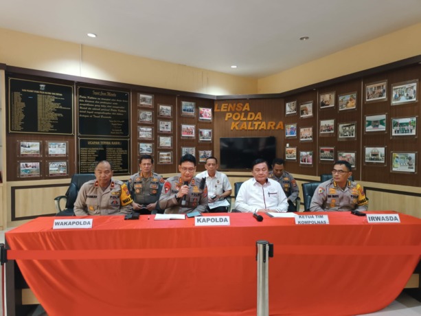 SAMPAIKAN HASIL AUDIT: Kapolda Kaltara, Irjen Pol Daniel Adityajaya (tengah) bersama jajaran Polda Kaltara dan Tim Kompolnas menyampaikan update penanganan kasus pemberhentian sementara Kombes Pol Teguh Triwantoro dari jabatan kepala Bidang Profesi dan Pe