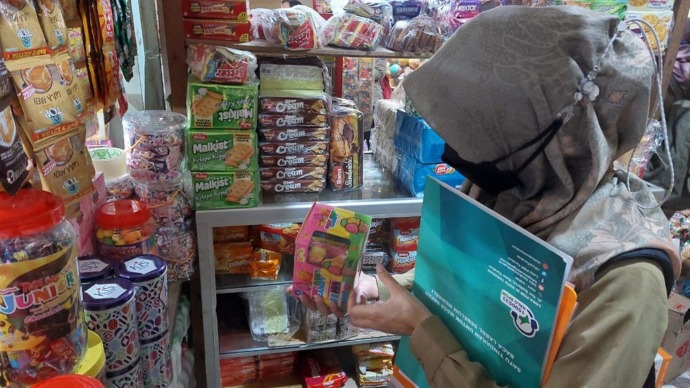 PENGAWASAN: Tampak petugas BPOM Tarakan saat melakukan pengawasan makanan di Tanjung Selor. Sementara, peredaran Indomie Rasa Ayam Spesial yang mengadung EtO belum ditarik. (RADAR KALTARA)