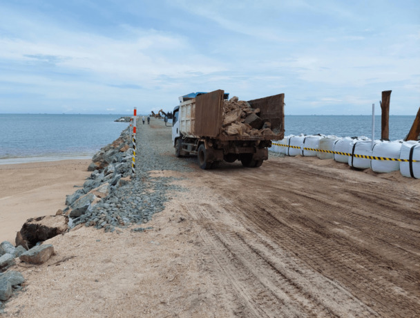 RADAR KALTARA  KAWASAN INDUSTRI: Tampak aktivitas pekerja di Kawasan Industri Hijau Indonesia (KIHI) Tanah Kuning-Mangkupadi, Bulungan.