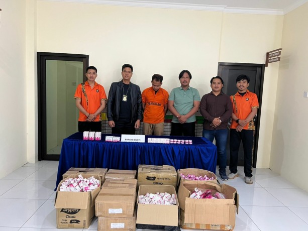 AMANKAN TERSANGKA: Barang bukti sebanyak 6 kardus berisikan kosmetik ilegal diamankan di Polsek Sebatik Timur. FOTO: DOK POLSEK SEBATIK TIMUR