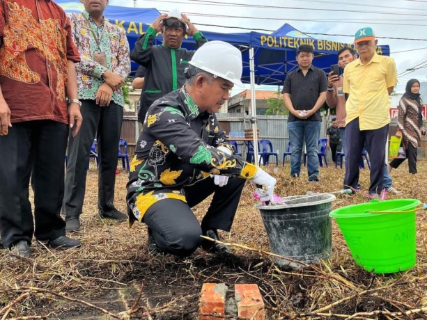 Ist : Pelaksanaan peletakan batu pertama oleh Wali Kota Tarakan pada pembangunan McDonald.
