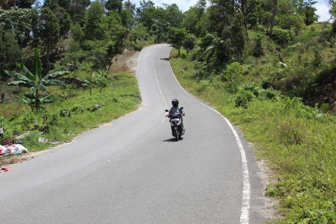 BELUM PADAT: Kondisi Jalan Gunung Selatan yang diusulkan bisa dijangkau dari Kampung Bugis, Karang Anyar, Tarakan Barat. FOTO: AGUS DIAN ZAKARIA/RADAR TARAKAN