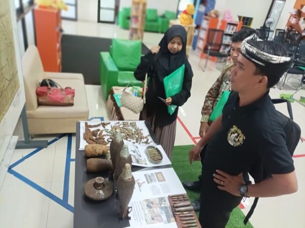 DIPAJANG: Beberapa temuan sejarah Perang Dunia II yang ditemukan komunitas pecinta sejarah di Tarakan. FOTO: AGUS DIAN ZAKARIA/RADAR TARAKAN