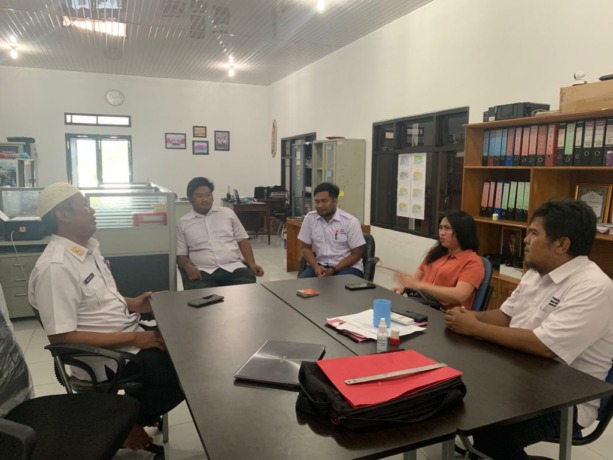 DISKUSI: Anggota DPD RI Dapil Kaltara, Hj. Asni Hafid (berbaju jingga kanan) saat berdikusi dengan Ketua PMI Nunukan, Kaharuddin SS (mengenakan taqiyah) di Markas PMI Nunukan, Rabu (3/5). FOTO: DOK PROKOMPIM NUNUKAN
