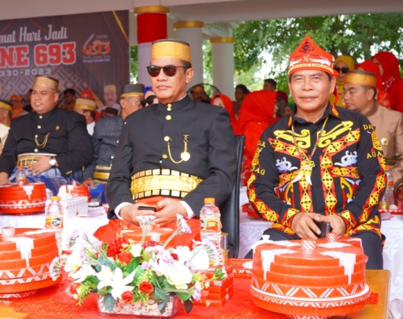 TAMPIL BEDA: Gubernur Kaltara, Drs. H. Zainal A. Paliwang, S.H, M.Hum, mengenakan pakaian Dayak Agabag di puncak acara HJB Ke-693 di Kabupaten Bone, Sulsel, Sabtu (6/5) lalu. FOTO: DKSIP KALTARA