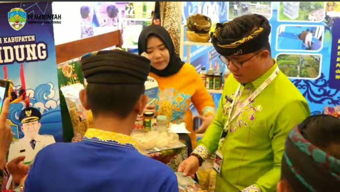 IST TERBAIK: Bupati Tana Tidung Ibrahim Ali mengunjungi stan Expo Indonesia Emas dan PPD 2023 Pemkab Tana Tidung di acara Musrenbangnas,  Selasa (17/5).
