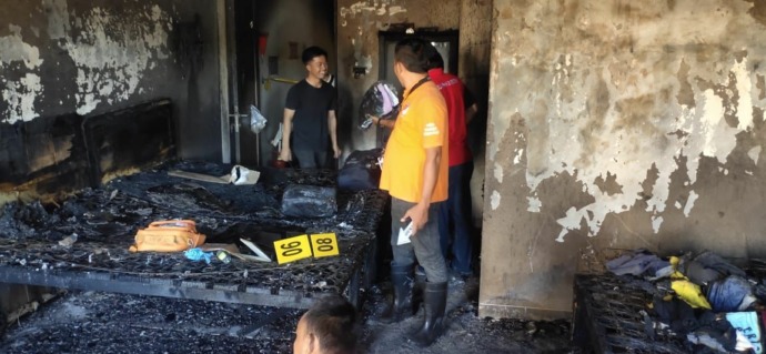 SATRESKRIM POLRES TARAKAN   OLAH TKP : Unit Inafis Satreskrim Polres Tarakan melakukan olah TKP kebakaran yang terjadi di mess karyawan PT Riung Mitra Lestari.
