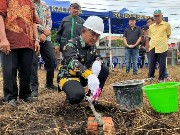 TEKS FOTO: Peletakan batu pertama McDonald