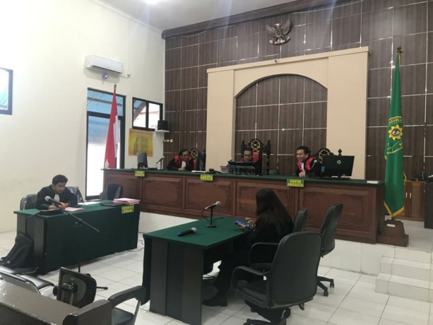 “Serta membenarkan seluruh identitas terdakwa dan mengerti atas surat dakwaan tersebut. Itu sudah sesuai syarat formil Pasal 143 ayat 2 KHUP.”  Harismand  Kasi Intel Kejaksaan Negeri Tarakan     TANGGAPI EKSEPSI: JPU membacakan tanggapan eksepsi yang diaj