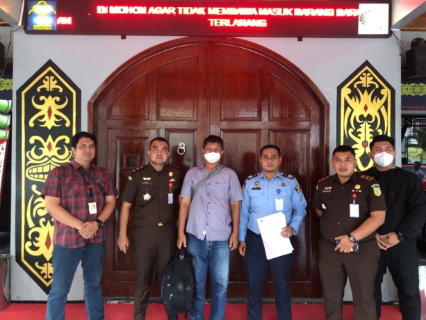 DITAHAN: Mantan kepala DPUPR Tana Tidung (tiga dari kiri) ditahan di Rutan Samarinda sejak Desember 2022 lalu. FOTO: ISTIMEWA