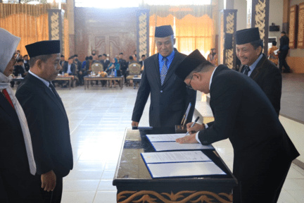 IST  PEJABAT BARU: Bupati Tana Tidung Ibrahim Ali menandatangani berita acara pelantikan tujuh pejabat JPT Pratama, Jumat (12/5).